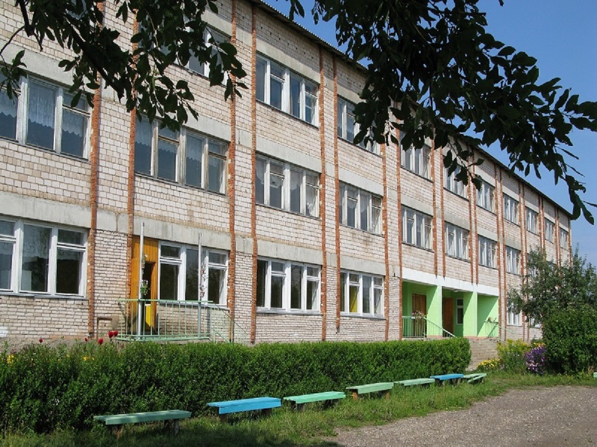 Фасад и центральный вход в школу